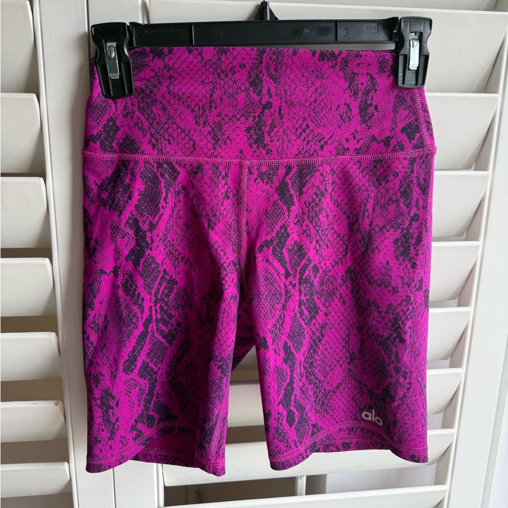 Alo XS Pink Snake Print Legging shorts